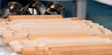 Mutfakta yemek pişirmek için tahta kaşıklar.