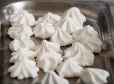 Kremalı ve şekerli geleneksel Türk tatlıları