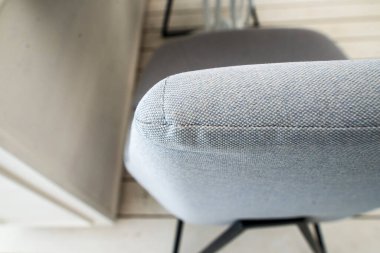 Gri yastıklı modern kanepe