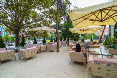 Kafe terası, masalar ve sandalyeler..