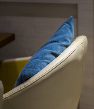 Kanepede yastıklar ve yastıklar.