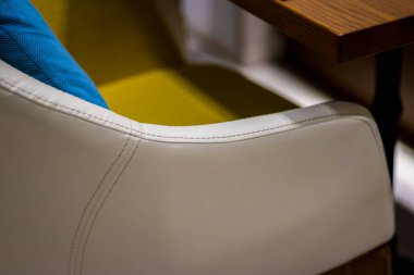 Oteldeki modern sandalyeyi kapatın. Modern otel odasının içi.