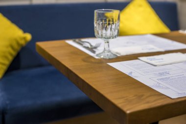 Kafedeki boş ahşap masa