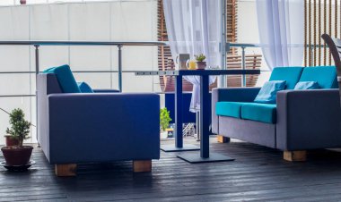 Güzel bir kanepesi ve masası olan modern bir yer..