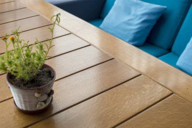 Mavi çiçekli bir masa ve bir bardak kahve.