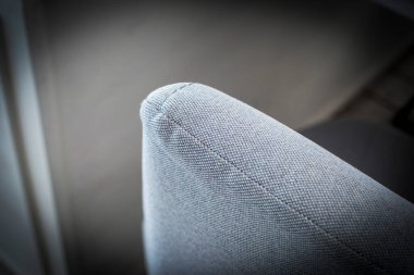 Yakın - mavi deri bir kanepe