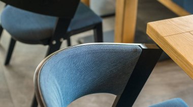 Modern bir ofisin içinde.