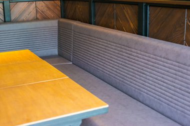 Modern bir otel odasının içinde.