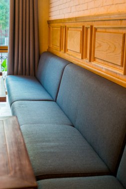 Modern bir otel odası.