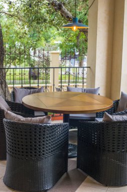 Boş masa ve sandalye restoranda