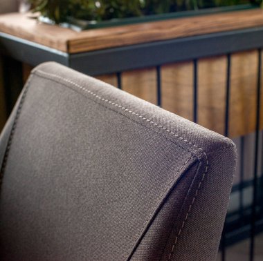 Odadaki deri koltuk.