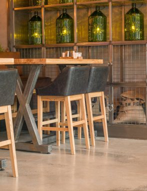 Kafedeki boş tahta masa ve sandalye.