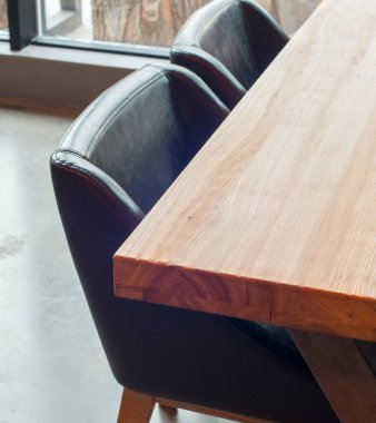 Boş ahşap masa ve sandalye