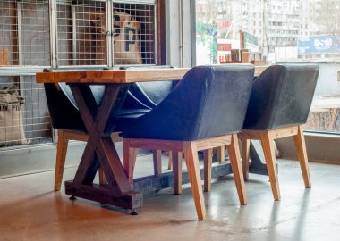 Boş ahşap masa ve sandalye