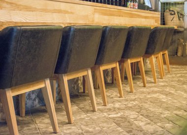 Bir restoranda masa ve sandalyeler.