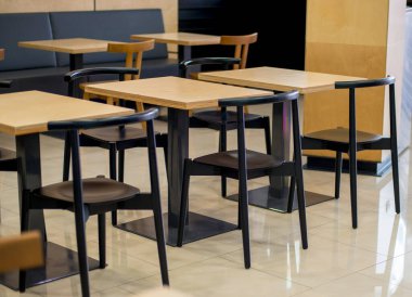 sandalye ve masa ile modern iç mimari