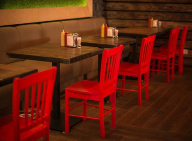 kırmızı iç döşeme sandalyelerle