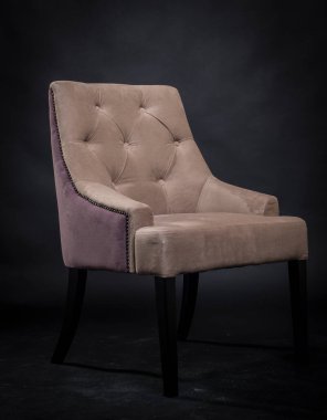 Siyah arka planda lüks deri sandalye.