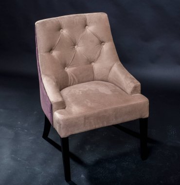 Gri arka planda kahverengi deri sandalye