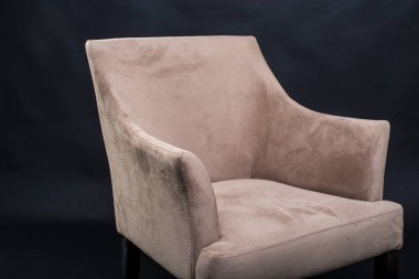 lüks deri kanepe siyah arka planda.