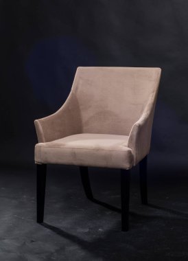 Karanlık odada boş siyah koltuk. 3d oluşturma