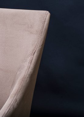 Siyah arka planda kahverengi kanepe..