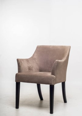 Gri arka planda lüks deri koltuk