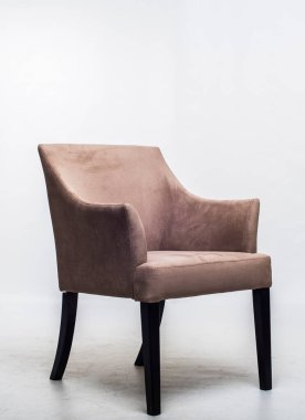 Modern gri koltuk stüdyoda.