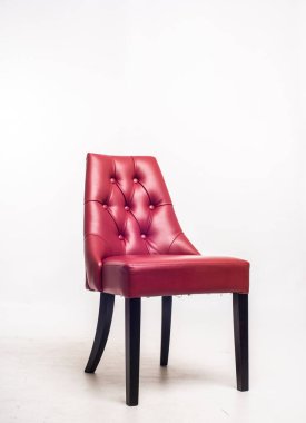 beyaz zemin üzerine kırmızı sandalye