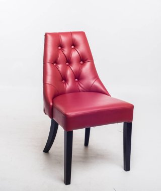 Beyaz arka plan üzerinde izole kırmızı deri koltuk