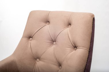 Beyaz arka planda deri kanepe