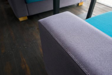 Modern kafede mavi deri koltuk, yakın çekim, seçici odak.