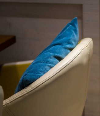 Sandalyede rahat yastık