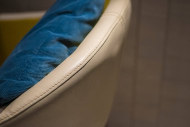 Gri çizgili mavi deri koltuk