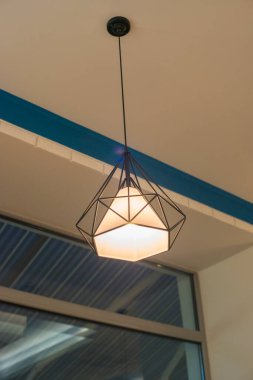 Ofisin tavanında ampul var..