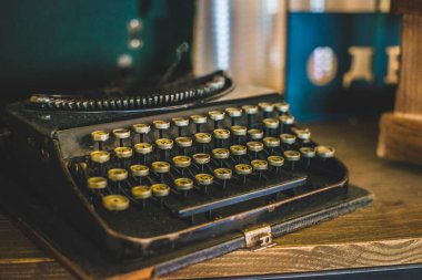 Ahşap masada ışıklı klasik daktilo.