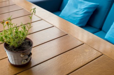 Kafede bitki ve çiçekli mavi kahve fincanı.