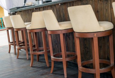 boş ahşap masa ve kahve fincanı