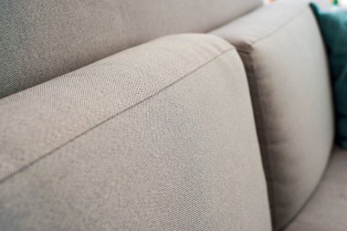 Modern oturma odasında yastıklı kanepe.