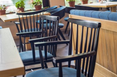 Sandalyeleri, masaları ve sandalyeleri olan modern kafenin iç tasarımı