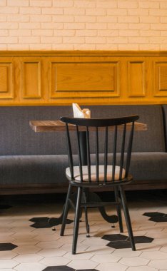 Restoranın modern iç mekanı.