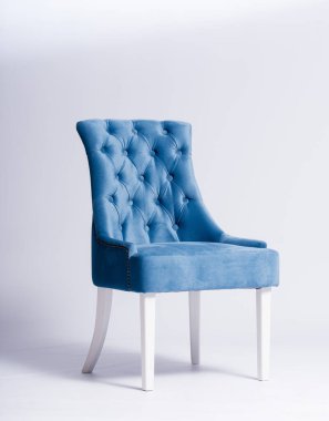 Beyaz arkaplanı olan modern bir iç mekanda mavi sandalye, kopyalama alanı