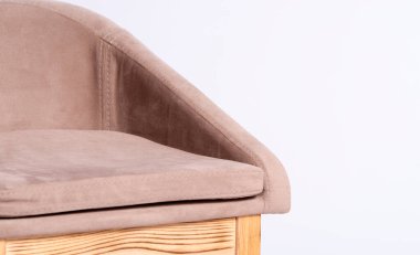 Tahta koltukta kahverengi kanepe..