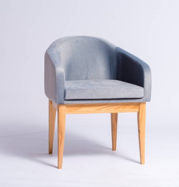 Gri arkaplanda modern koltuk