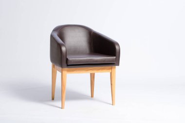 Beyaz arka planda siyah deri koltuk.