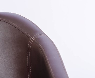 Beyaz arka planda izole edilmiş deri sandalye.