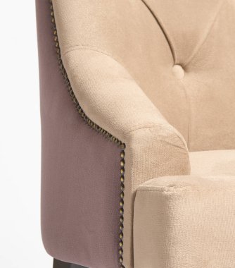 Kahverengi deri koltuk ve beyaz arka plan.