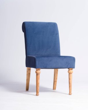 Mavi kadife koltuk beyaz arkaplanda izole edilmiş ve kopyalama alanı var