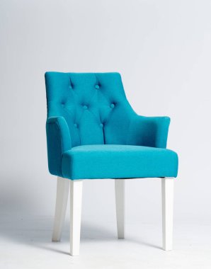 Gri arkaplanda izole edilmiş klasik koltuk