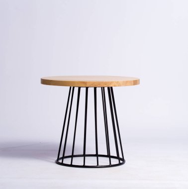 Beyaz arkaplan üzerinde sandalye olan siyah tablo.